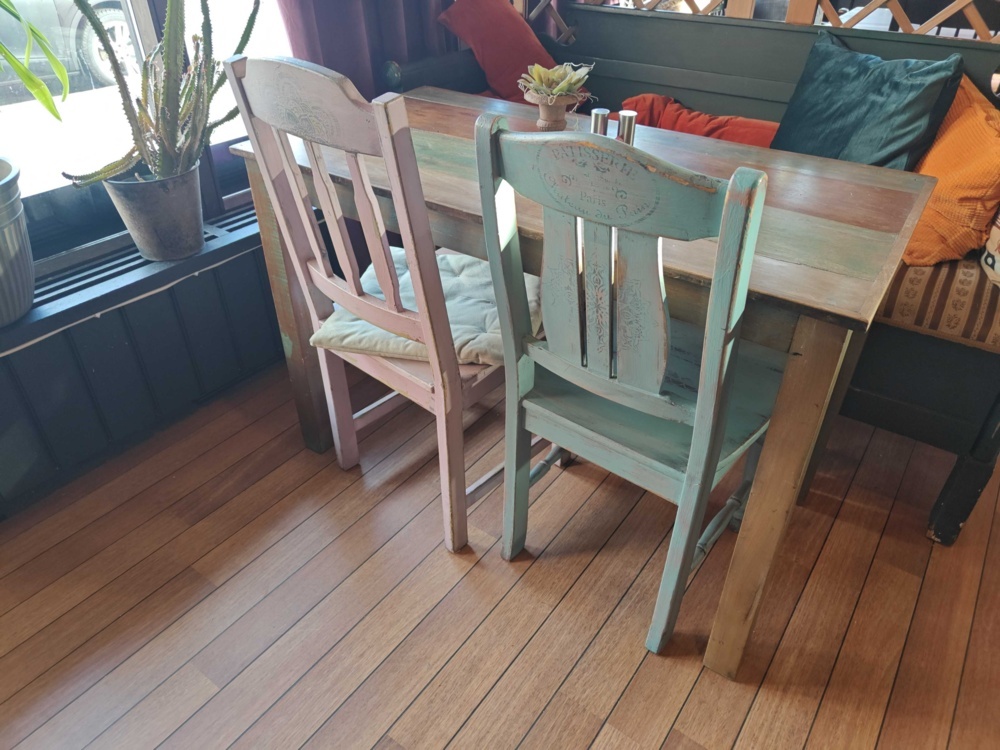 1564926-2 Träsoffa, 2 stolar och bord i servering