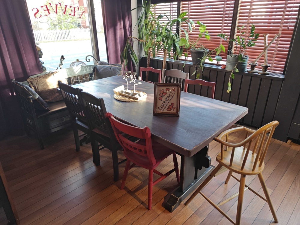 1564927-1 Rejält köksbord, 7 stolar samt träsoffa