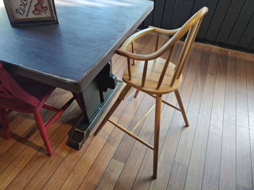 1564927-2 Rejält köksbord, 7 stolar samt träsoffa