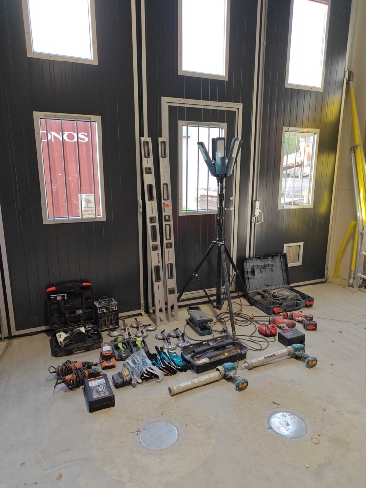 1484691-1 Work lamp, hand tools, glass lift, and more