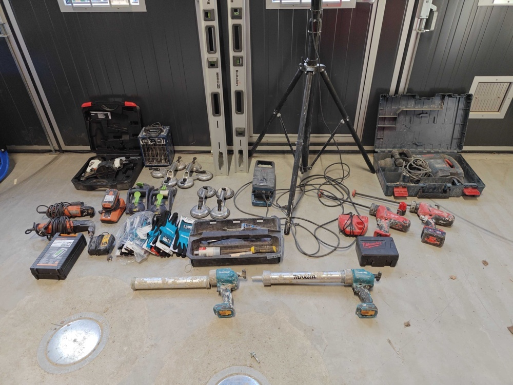 1484691-2 Work lamp, hand tools, glass lift, and more