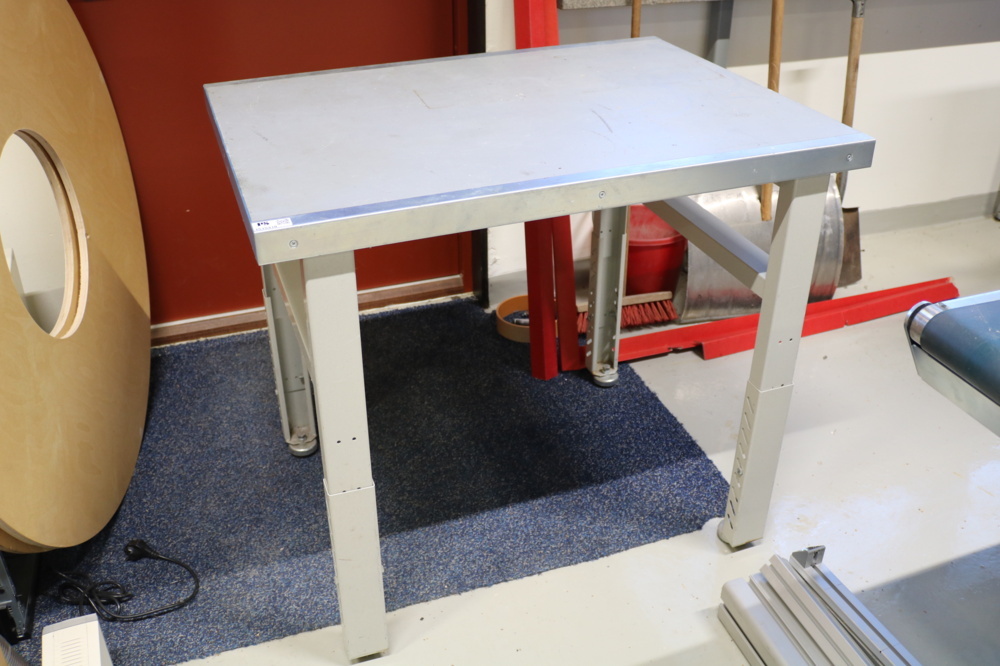 1515318-3 Work table & chair