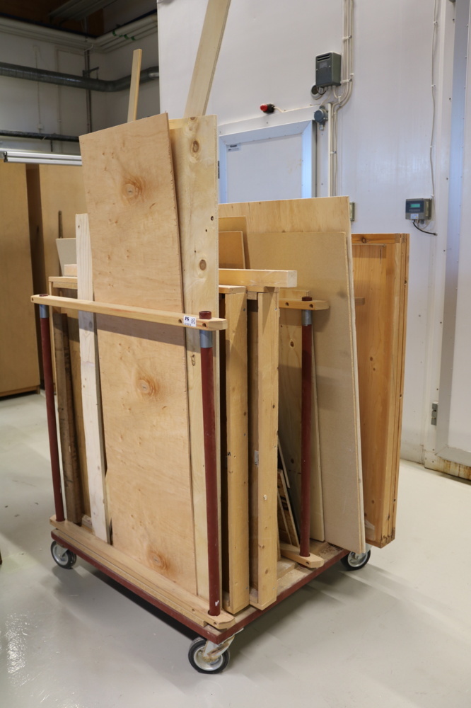 1515319-2 Material rack on wheels with contents