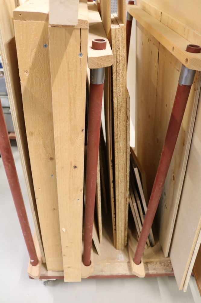 1515319-3 Material rack on wheels with contents