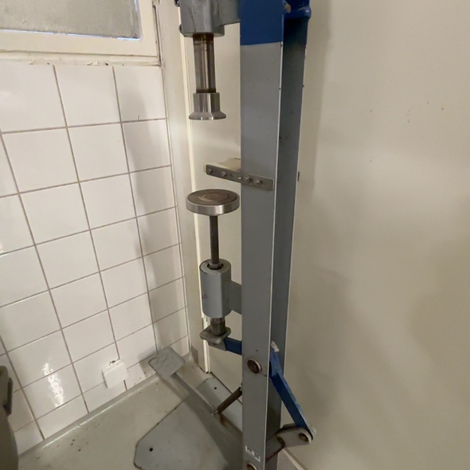 1373630-1 Halvautomatisk kapsyleringsmaskin för glasflaskor - MB-02