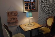 1564937 bord, 2 stolar samt prydnader