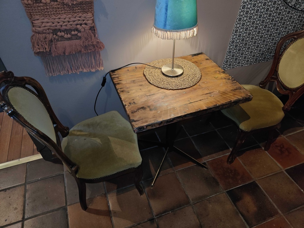 1564937-2 bord, 2 stolar samt prydnader