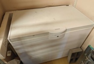 1564938 2st frysboxar samt ett kylskåp