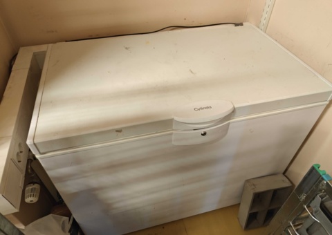 2st frysboxar samt ett kylskåp