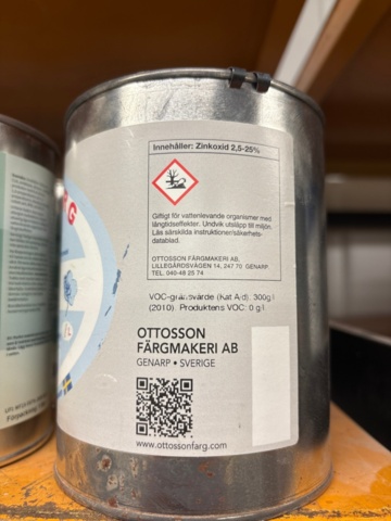 1600256-8 Hyllor 8 st samt parti oöppnad färg