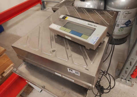 Digital scale with stand - Mettler (Defective)