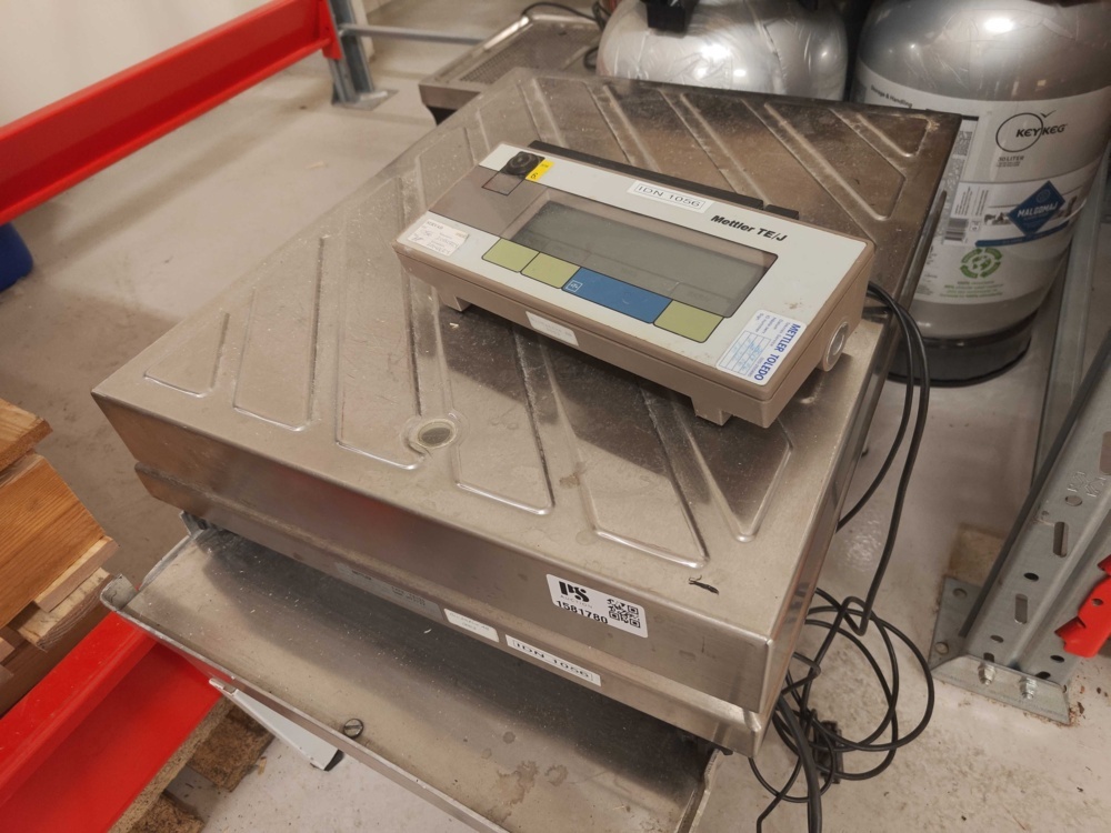 1581780-1 Digital scale with stand - Mettler (Defective)