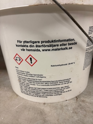 1600256-24 Hyllor 8 st samt parti oöppnad färg