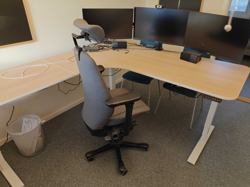 1484713-1 Office furniture and accessories