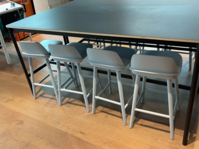 1548296-7 Barbord 2 st med 8 st barstolar