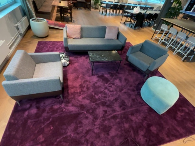 1548298-1 Loungemöblemang med soffa, fåtöljer, soffbord, sittpuff och matta - Coalesse
