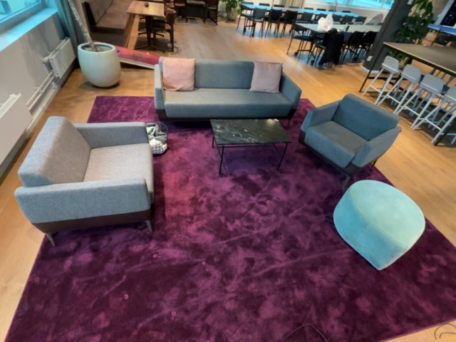 1548298-19 Loungemöblemang med soffa, fåtöljer, soffbord, sittpuff och matta - Coalesse