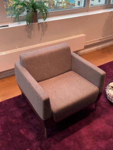 1548298-3 Loungemöblemang med soffa, fåtöljer, soffbord, sittpuff och matta - Coalesse