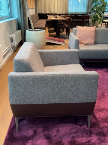 1548298-2 Loungemöblemang med soffa, fåtöljer, soffbord, sittpuff och matta - Coalesse