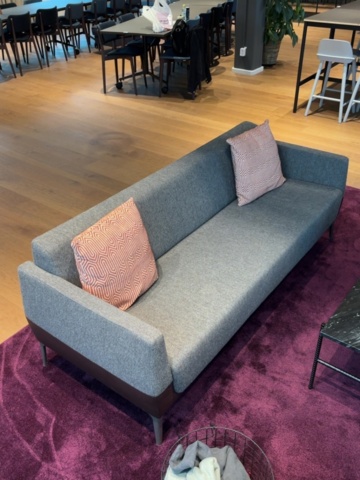 1548298-6 Loungemöblemang med soffa, fåtöljer, soffbord, sittpuff och matta - Coalesse