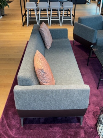 1548298-7 Loungemöblemang med soffa, fåtöljer, soffbord, sittpuff och matta - Coalesse