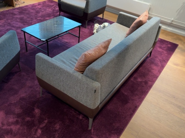 1548298-9 Loungemöblemang med soffa, fåtöljer, soffbord, sittpuff och matta - Coalesse