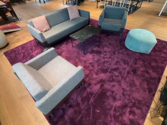 1548298-18 Loungemöblemang med soffa, fåtöljer, soffbord, sittpuff och matta - Coalesse