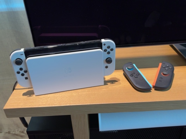 1548299-12 Smart-TV 55", soundbar 'Sonos Arc', Nintendo Switch och mediamöbel