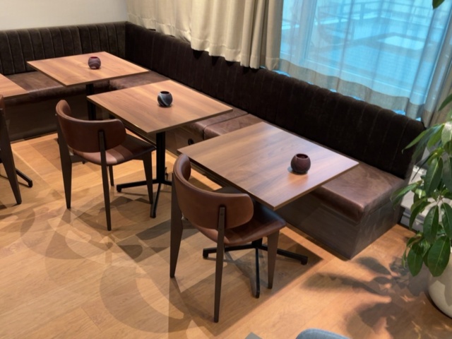 1548301-4 Lunchrumsmöblemang - hörnsoffa, bord, stolar, pendellampor m.m. - deNonna, Normann Copenhagen m.fl
