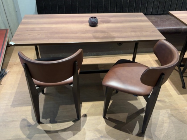 1548301-5 Lunchrumsmöblemang - hörnsoffa, bord, stolar, pendellampor m.m. - deNonna, Normann Copenhagen m.fl