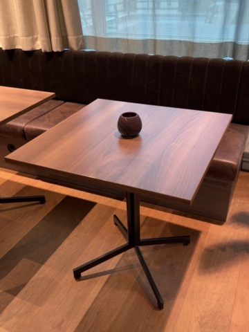 1548301-10 Lunchrumsmöblemang - hörnsoffa, bord, stolar, pendellampor m.m. - deNonna, Normann Copenhagen m.fl