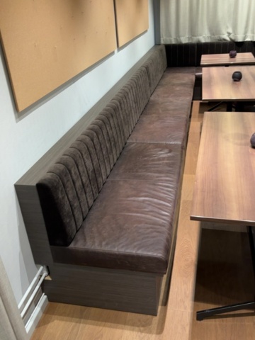 1548301-11 Lunchrumsmöblemang - hörnsoffa, bord, stolar, pendellampor m.m. - deNonna, Normann Copenhagen m.fl