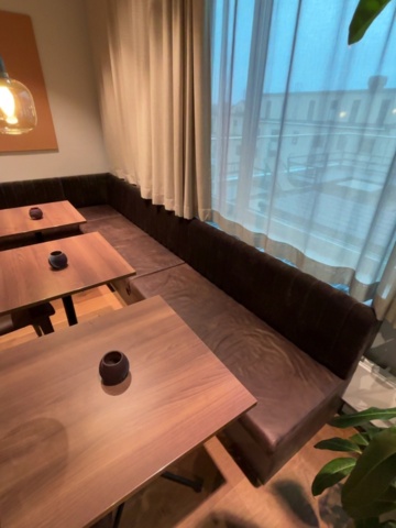 1548301-12 Lunchrumsmöblemang - hörnsoffa, bord, stolar, pendellampor m.m. - deNonna, Normann Copenhagen m.fl