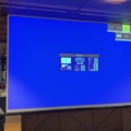 1548310-8 Laserprojektor med motordriven projektorduk och konferensutrustning - Panasonic / Logitech