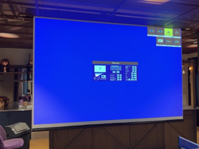 1548310-8 Laserprojektor med motordriven projektorduk och konferensutrustning - Panasonic / Logitech
