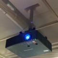 1548310-4 Laserprojektor med motordriven projektorduk och konferensutrustning - Panasonic / Logitech