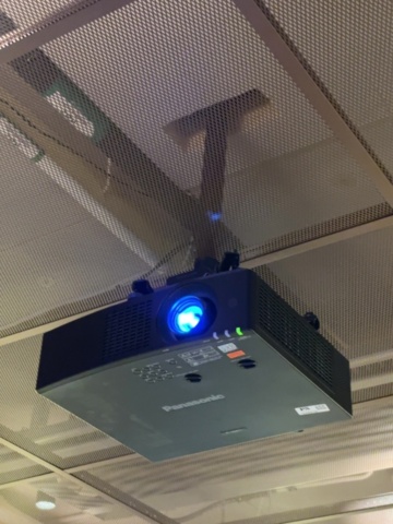 1548310-4 Laserprojektor med motordriven projektorduk och konferensutrustning - Panasonic / Logitech