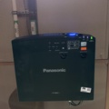 1548310-5 Laserprojektor med motordriven projektorduk och konferensutrustning - Panasonic / Logitech