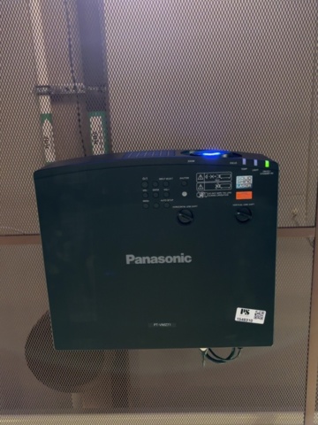 1548310-5 Laserprojektor med motordriven projektorduk och konferensutrustning - Panasonic / Logitech