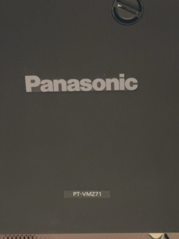 1548310-6 Laserprojektor med motordriven projektorduk och konferensutrustning - Panasonic / Logitech