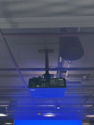 1548310-2 Laserprojektor med motordriven projektorduk och konferensutrustning - Panasonic / Logitech