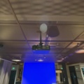 1548310-17 Laserprojektor med motordriven projektorduk och konferensutrustning - Panasonic / Logitech