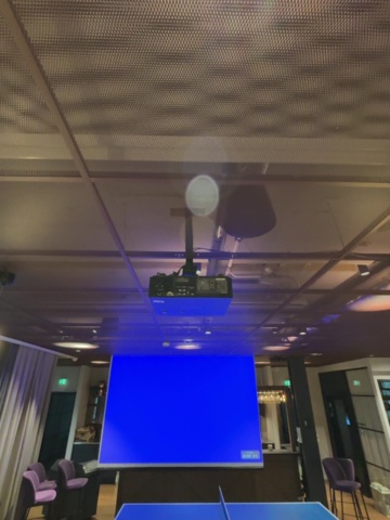 1548310-17 Laserprojektor med motordriven projektorduk och konferensutrustning - Panasonic / Logitech