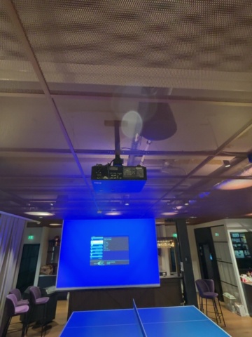 1548310-7 Laserprojektor med motordriven projektorduk och konferensutrustning - Panasonic / Logitech
