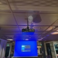 1548310-1 Laserprojektor med motordriven projektorduk och konferensutrustning - Panasonic / Logitech
