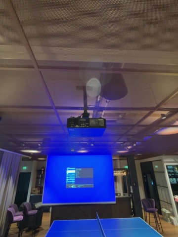 1548310-1 Laserprojektor med motordriven projektorduk och konferensutrustning - Panasonic / Logitech