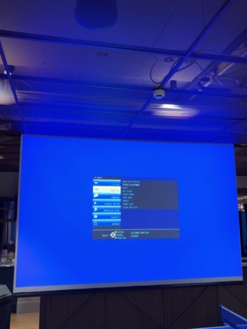 1548310-9 Laserprojektor med motordriven projektorduk och konferensutrustning - Panasonic / Logitech