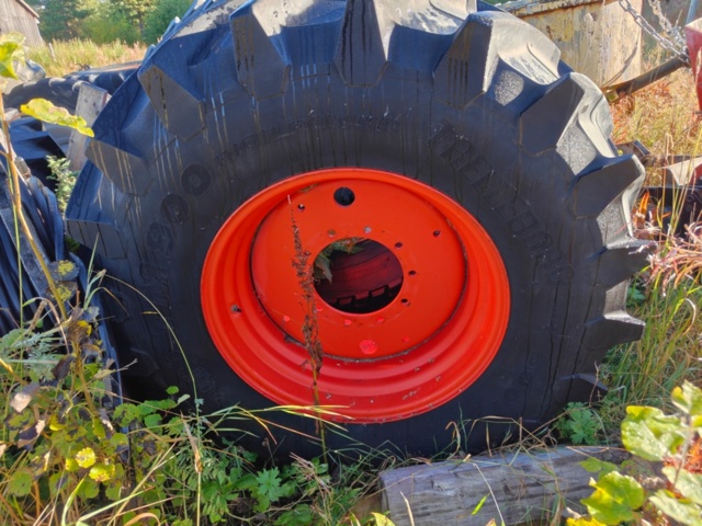 1603994-4 Däck på fälg från John Deere 7310R