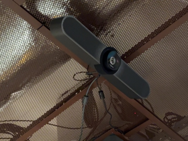 1548310-15 Laserprojektor med motordriven projektorduk och konferensutrustning - Panasonic / Logitech