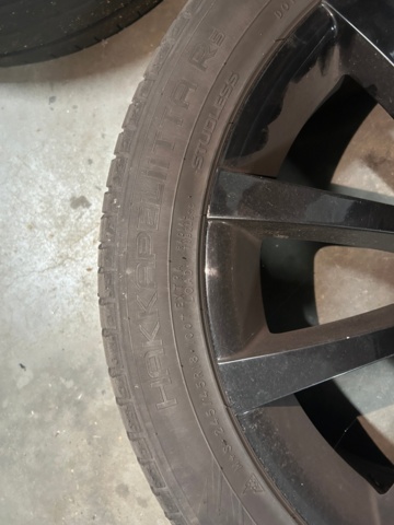 1600227-12 Däck på aluminiumfälgar 8 st och sommardäck 2 st